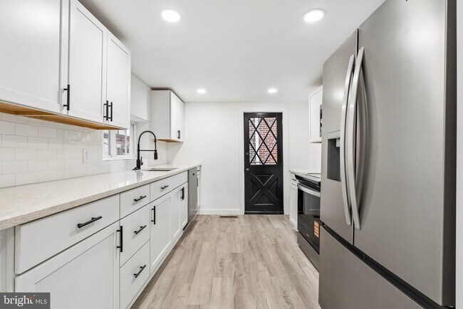 Building Photo - 2359 Ann St