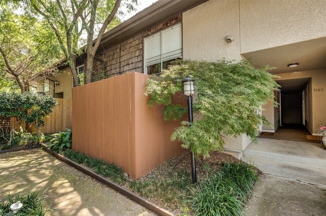 Building Photo - 3105 Wycliff Ave