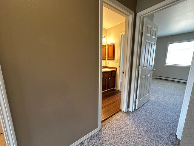 Building Photo - Beautiful 2 Bed 1.5 Bath Condo!
