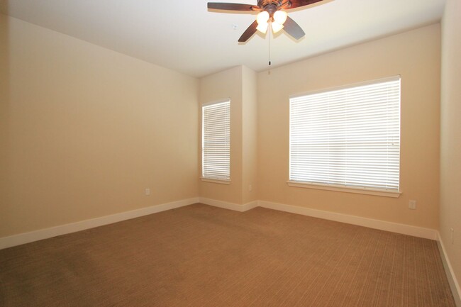 Building Photo - Gorgeous Corner Unit DTC Condo