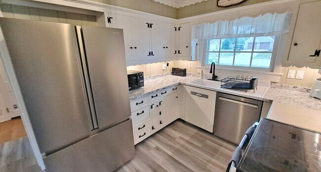 Building Photo - Fully Furnished 4 Bed / 1-1/2 Bath Single Family Home w/2 Car Garage