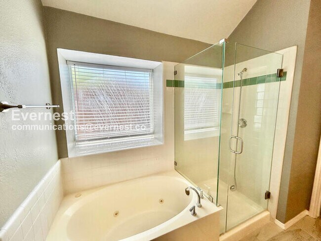 Building Photo - 3 Bed, 2 Bath with Fenced Yard & Garage / Pet-Friendly / Available Now!