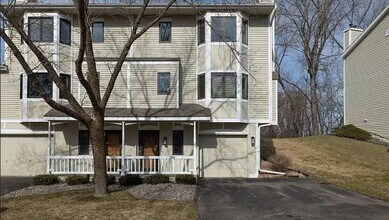 Building Photo - Spacious Minnetonka  2-BR Townhome