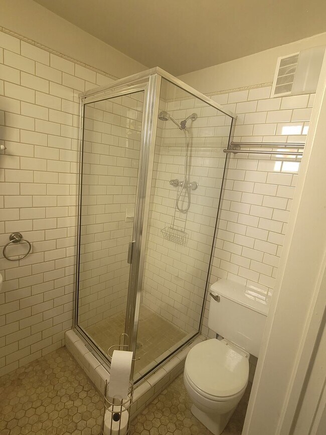 Building Photo - Charming Cottage - minutes from the Seawall