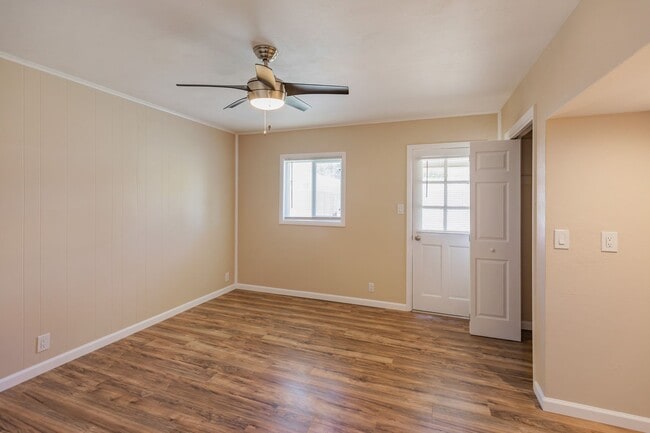 Building Photo - Spacious 4 Bedroom Home