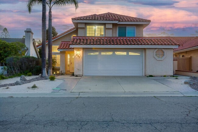 Building Photo - Beautiful, spacious 3 bedroom 2.5 bath hom...