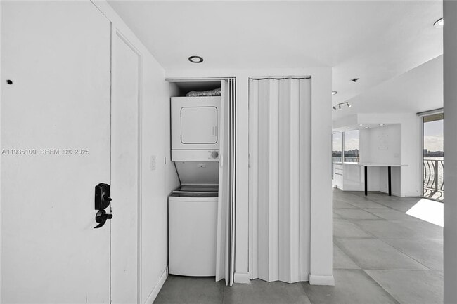 Building Photo - 7601 E Treasure Dr