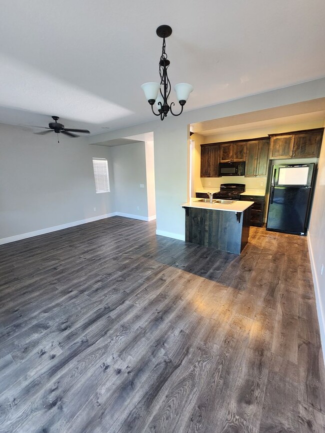 Building Photo - Charming Townhome