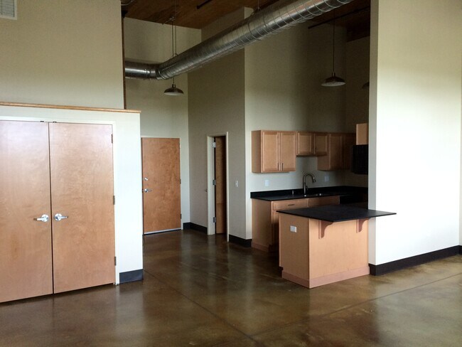 Building Photo - 100 Main St