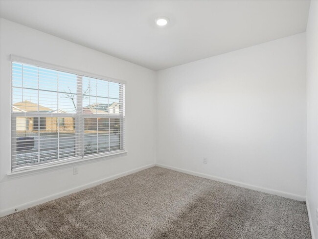 Building Photo - "Charming 3-Bed Oasis with 2 Full Baths in Heath - 1244 Sq Ft of Comfort with Washer/Dryer Includ...