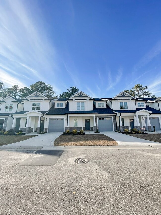 Building Photo - Availabe Now! 4 Bedroom 3 Bathroom Townhome