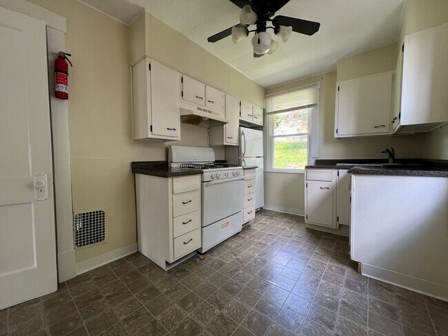 Building Photo - Charming 2-Bedroom Apartment in Castle Sha...