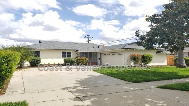 Building Photo - Lovely South Salinas Home!