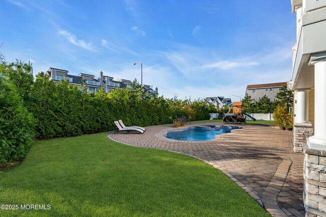 Building Photo - 2 Tradewinds Ln