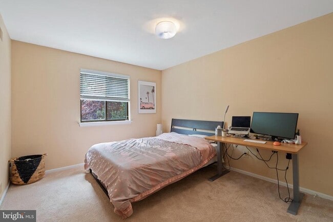 Building Photo - 156 Eaton Dr