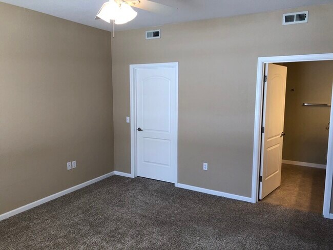 Building Photo - Stunning Condo in Palomino Park