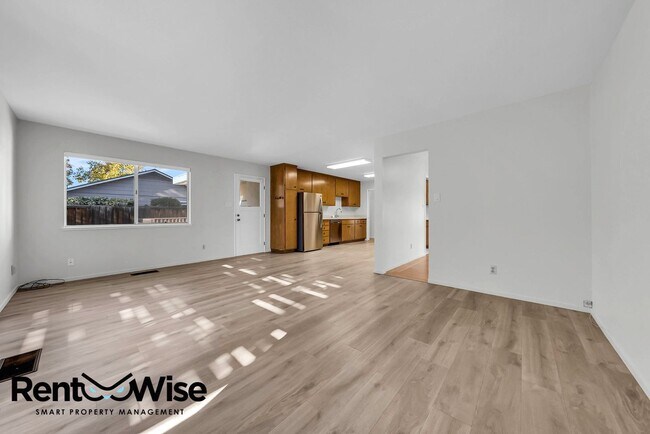 Building Photo - Present PM-Midtown Palo Alto Beauty-New Floors-Remodeled Bathrooms-Big Yard