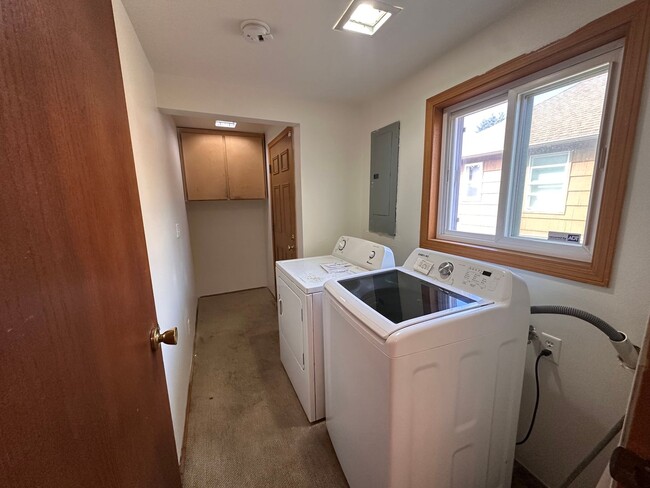Building Photo - SeaTac rambler ready for its next residents!