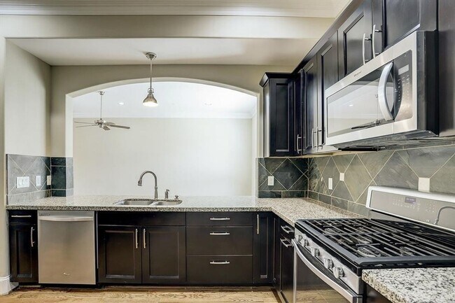 Building Photo - Gorgeous Contemporary Three Bedroom!