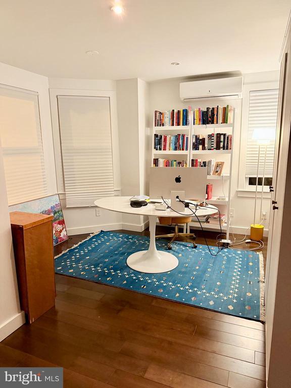 Building Photo - 28 Bank St