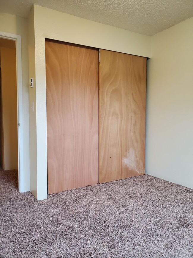 Building Photo - 2 bedroom 1 bath Lower Level Apartment in ...