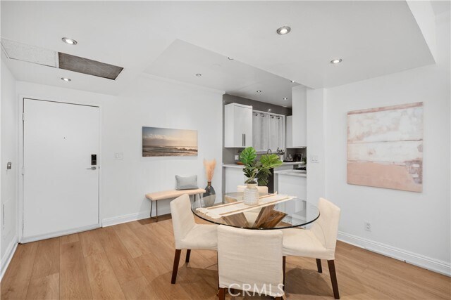 Building Photo - 828 N Hudson Ave