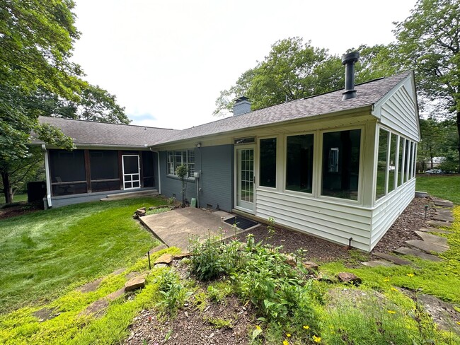 Building Photo - 3 Bedroom House: Walking Distance to Campu...
