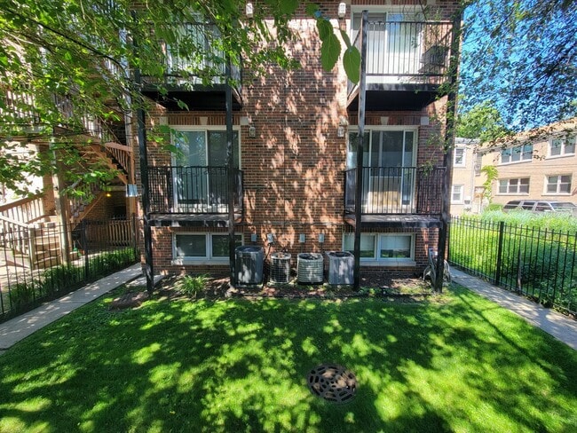 Building Photo - 7411 N Claremont Ave