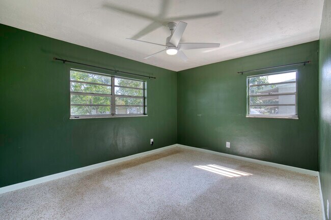 Building Photo - 1133 Bradenton Rd