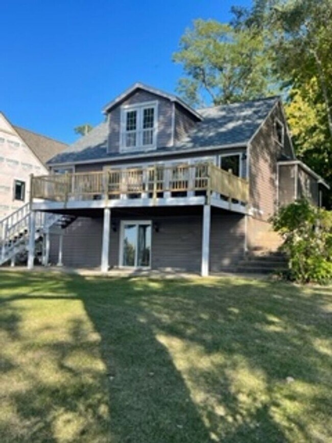 Building Photo - Lake Oakland Lakefront Home - 3 Bedroom 2 ...