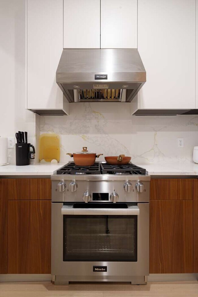 Building Photo - 35-32 Leavitt St