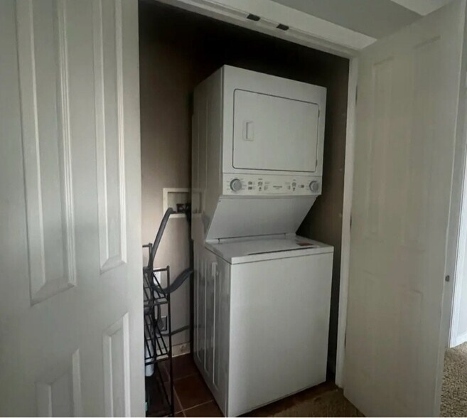 Building Photo - 1854 Hillcrest Ave