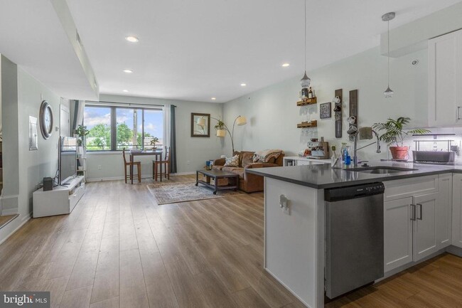 Building Photo - 381 Martin St