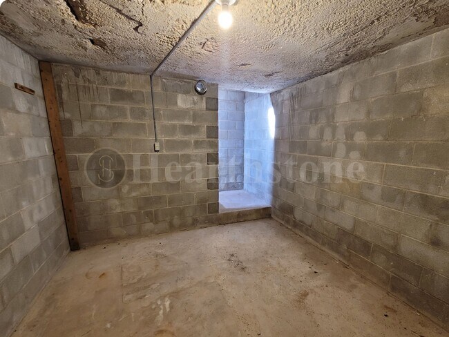 Building Photo - 212 N Globe Ave