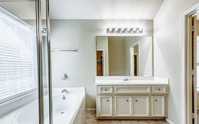 Building Photo - 12838 Pecan Shores Dr