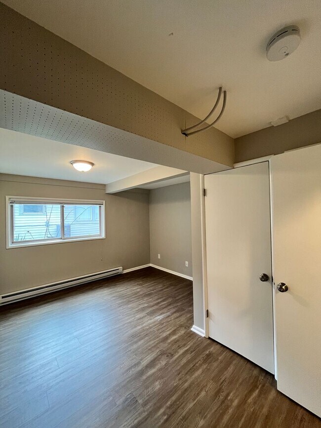 Building Photo - Stunning / Extra Large 1-Bedroom! Faux Hardwood Floors, Washer & Dryer, Stainless Appliances & Pe...