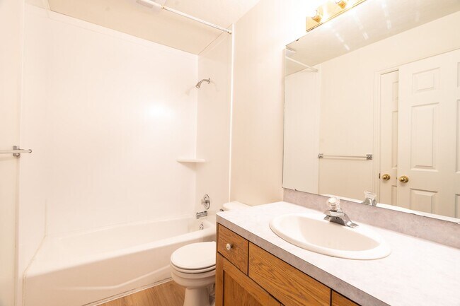 Building Photo - Beautiful Remodeled Home In Great Clinton Area