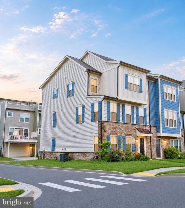 Building Photo - 8667 Shady Pines Dr