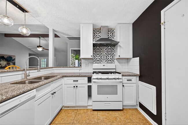 Building Photo - 802 Cascade Creek Dr