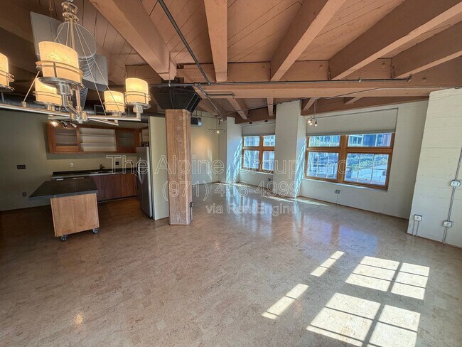 Building Photo - 1420 NW Lovejoy St