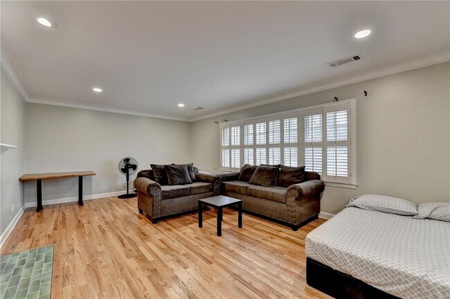 Building Photo - 8 Highland Ln