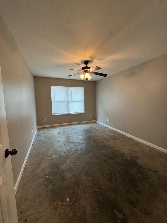 Building Photo - 3 bed / 2 bath duplex Available Now