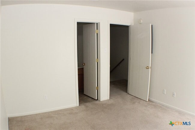 Building Photo - 102 E Robin Ln
