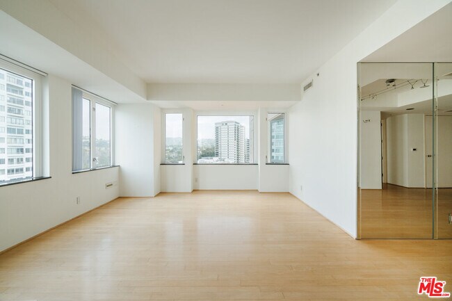 Building Photo - 10520 Wilshire Blvd