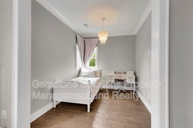 Building Photo - 1806 Burland Cres