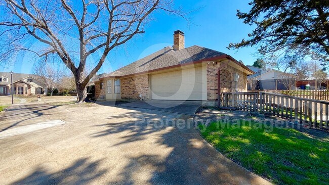Building Photo - 10 Cypress Ct