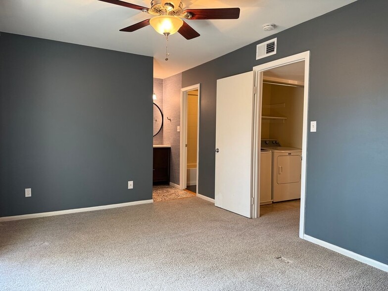 Building Photo - 82 Summer E