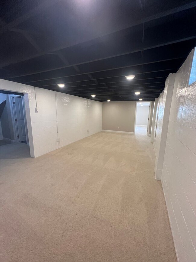 Building Photo - Renovated Spacious 4 Bedroom Home Available for Pre-Lease!