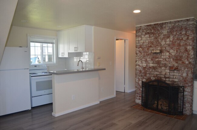Building Photo - Charming Duplex in Prime Ballard-Fremont Location