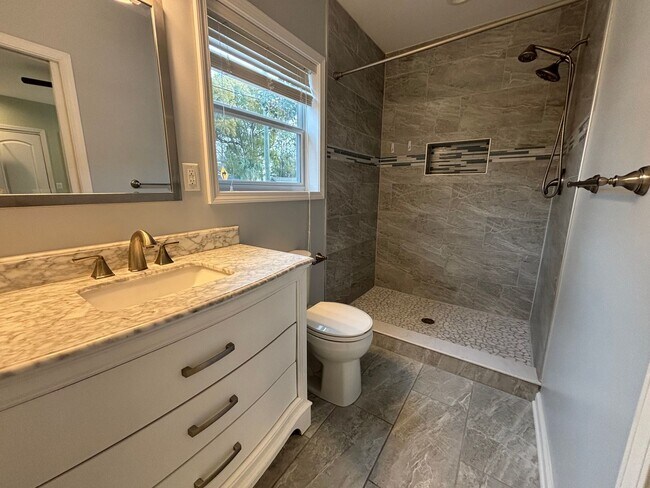 Building Photo - Renovated 3 Bed 2 Bath Home with Fenced in Yard. Screened in Porch. Tesla Charger. Minutes from J...